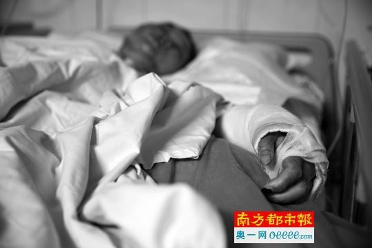 昨日,光明人民医院,被烧伤的薛女士仍未脱离生命危险。南都记者 陈文才 摄