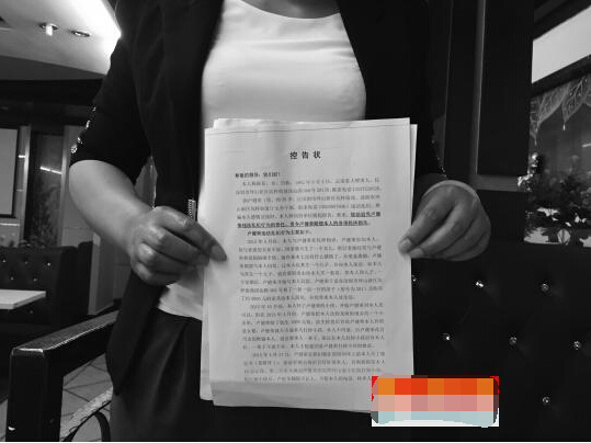 杨小姐出示向街道办的控告信。易海军摄