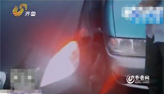 图为相撞的奔驰和出租车(视频截图)