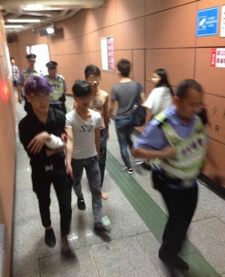 被砍伤者被民警护送出站