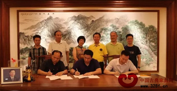 湖北省监利县黄镇县长(前排右)、国寿红木总经理陈卫棠先生(前排中)、元宗家具董事长任作辉先生(前排左)签约进驻“湖北福茂香港国际家居产业园项目” 湖北省监利县黄镇县长(前排右)、国寿红木总经理陈卫棠先生(前排中)、元宗家具董事长任作辉先生(前排左)签约进驻“湖北福茂香港国际家居产业园项目”