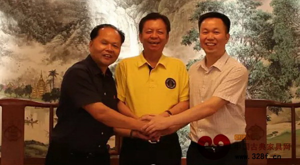 湖北省监利县县长黄镇(右)、国寿红木董事长陈国寿(中)、元宗家具董事长任作辉合影留念  湖北省监利县县长黄镇(右)、国寿红木董事长陈国寿(中)、元宗家具董事长任作辉合影留念