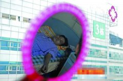 Ů򻼱ʰȫͷʹ 丸׽Ц