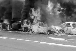 追尾后车子起火 网络图片