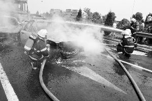 消防员在扑救 新华社发