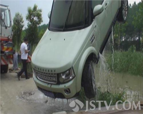 百万豪车为躲避小猫坠河车主:人和猫安全就好