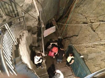 重庆“鱼泉”每年汛期大量鱼涌出 吸引近千游客