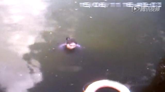 女子买包遭拒跳湖轻生 丈夫恼羞成怒下水殴打