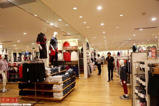 2015年7月15日,一则青年男女在优衣库试衣间内的不雅视频在网上广为流传,视频内出现导购欢迎词:欢迎光临优衣库三里屯店。近日上午,记者前往上海的一家优衣库门店,暗访名店试衣间。试衣牌,布帘,免费改裤长的提示牌,试衣镜,拖鞋,几乎每家优衣库的试衣间都是标配。