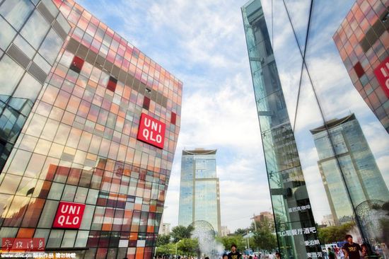 2015年7月14日晚间,一对青年男女在优衣库试衣间内进行性爱行为的不雅视频在网上广为流传,视频内出现导购欢迎词:欢迎光临优衣库三里屯店。今日上午,记者在三里屯现场看到,该门店仍照常营业,但在门前自拍的市民络绎不绝。