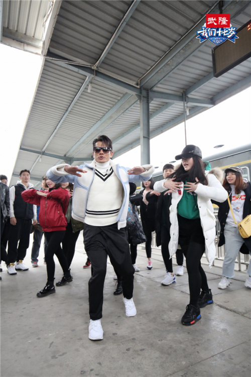 1487226859133686.jpg 郭富城领衔“狂少家族”尬舞秒杀“葬爱家族”.jpg