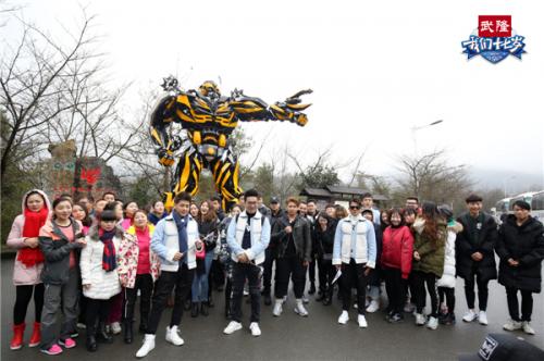 1487560107616645.jpg 兄弟团和粉丝一起旅行1.jpg