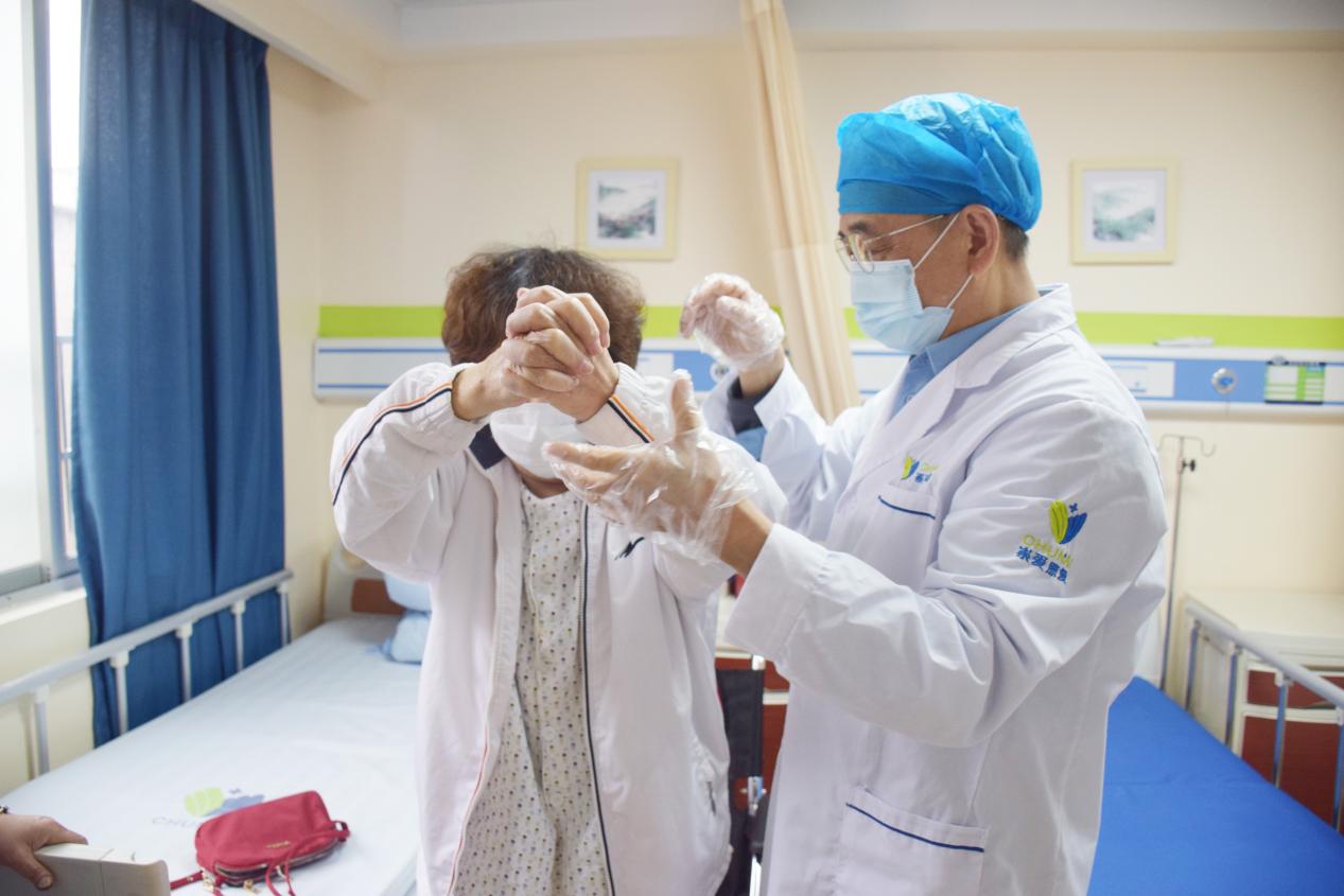 广东崇爱康复医院康复科主任周和平指导患者做起立训练,训练患者不借助他人辅助的情况下,学会自己站起、坐下及保持平衡。该患者刚入院时不能动,床、轮椅转移都依靠陪护抱上抱下,经两周的专业康复治疗,已实现自主翻身、上下床、起立、上下轮椅、步行,进步明显。