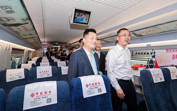 领导嘉宾一同登上“中信红木号”品牌专列观摩、合影留念 领导嘉宾一同登上“中信红木号”品牌专列观摩、合影留念