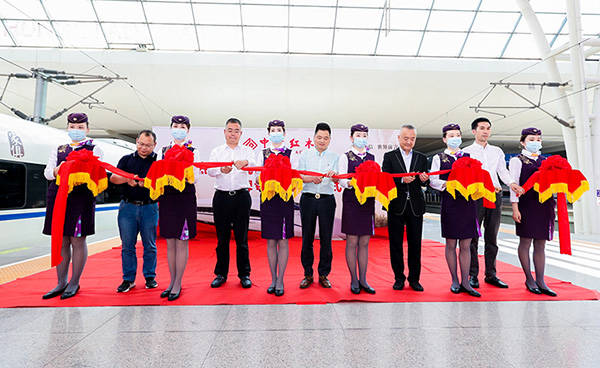 领导嘉宾共同为中信红木高铁冠名列车的正式启程剪彩并合影留念 领导嘉宾共同为中信红木高铁冠名列车的正式启程剪彩并合影留念