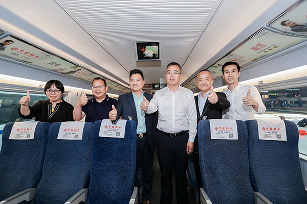 领导嘉宾一同登上“中信红木号”品牌专列观摩、合影留念 领导嘉宾一同登上“中信红木号”品牌专列观摩、合影留念