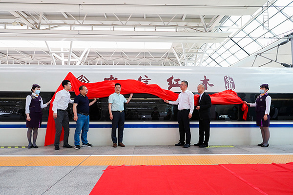 浙江省东阳市副市长黄阳明(右三)、中信红木董事长李忠信(左四)、华铁传媒集团副总裁杜劲松(右二)等领导嘉宾共同为“中信红木号”品牌专列揭幕 浙江省东阳市副市长黄阳明(右三)、中信红木董事长李忠信(左四)、华铁传媒集团副总裁杜劲松(右二)等领导嘉宾共同为“中信红木号”品牌专列揭幕