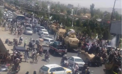 塔利班将举行“阅兵”展示缴获的武器 包括悍马和黑鹰直升