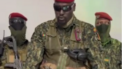 几内亚成立军政府 承诺和平过渡 军车驶过激烈交火