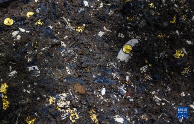 三星堆出土青铜小立人翘着兰花指 “新宝贝”有哪些待解之谜？