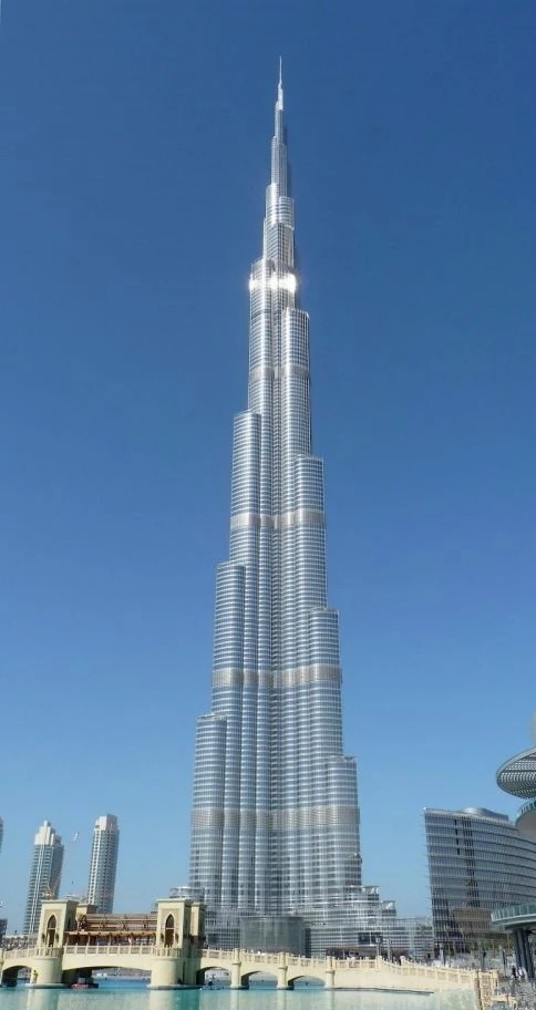 阿联酋迪拜世界第一高楼点亮中国红 祝贺中华人民共和