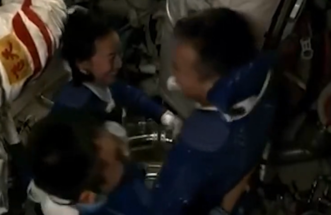 叶光富迎翟志刚王亚平进舱 3人拥抱
