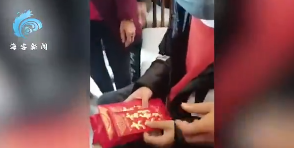 孙卓向亲人鞠躬告别返回山东