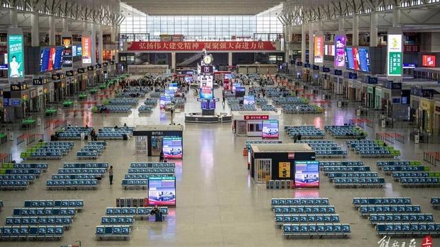 1100万人近期将离开上海?谣言！火车站候车大厅空空荡荡