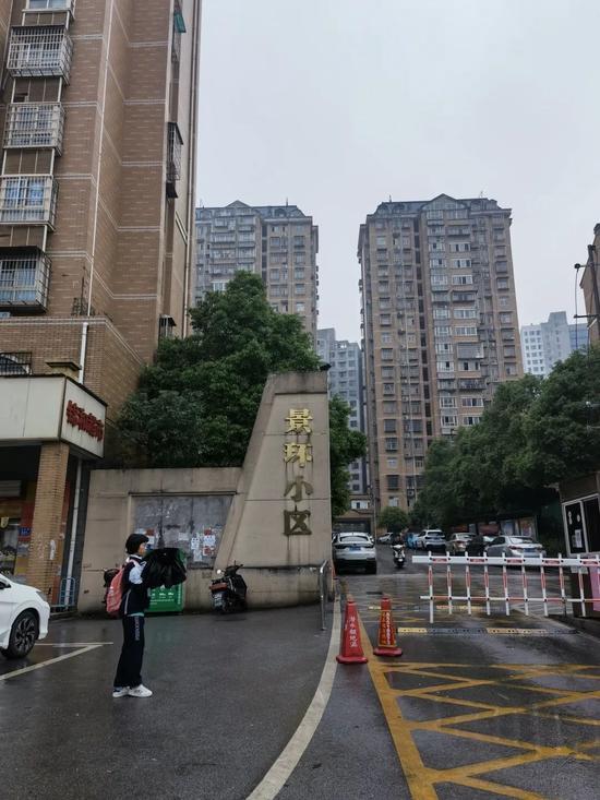 实探“旋涡中”长沙比亚迪：厂内有异味飘出