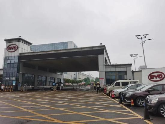 实探“旋涡中”长沙比亚迪：厂内有异味飘出