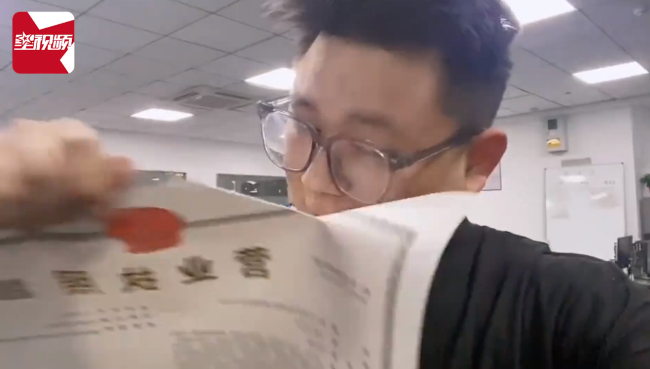 公司破产老板卖奔驰为百人发工资 网友：不知道真假，但还是说声加油！