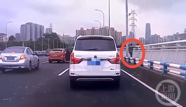 重庆一男子大桥上突然开门跳车跃江 警方已介入