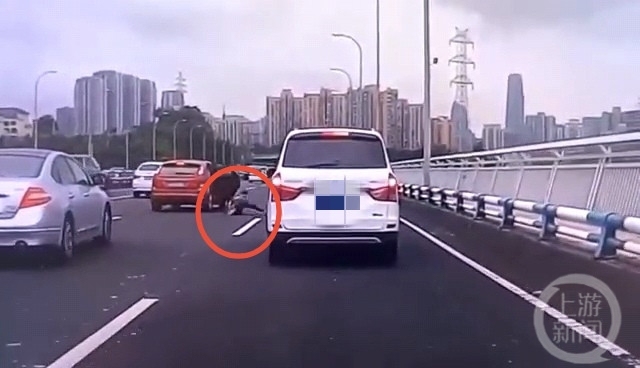 重庆一男子大桥上突然开门跳车跃江 警方已介入
