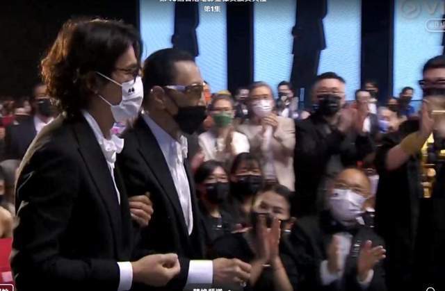 谢霆锋祝贺谢贤获金像奖最佳男主 首对父子影帝诞生