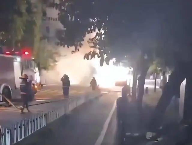 保时捷碰撞起火门打不开人员未能逃生？警方回应