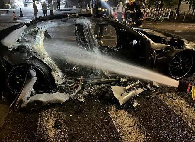 保时捷碰撞起火门打不开人员未能逃生？警方回应