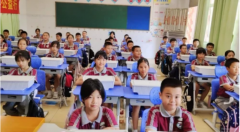 “博士有成新型午休课桌椅”受瞩目！这些学校解决午休难题有新招