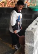 20余名留守儿童轮流摆拍喂猪完成作业