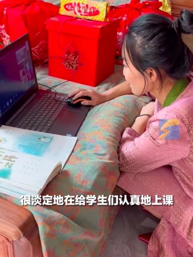 结婚不耽误教书！新娘回门宴穿旗袍给学生上网课，闺蜜挑逗反遭老师“眼神杀”