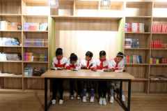 儿童绘本出现裸身男子按摩画面 网友直呼“辣眼睛” 