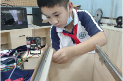 东莞小学生发明“智能收作业机器”