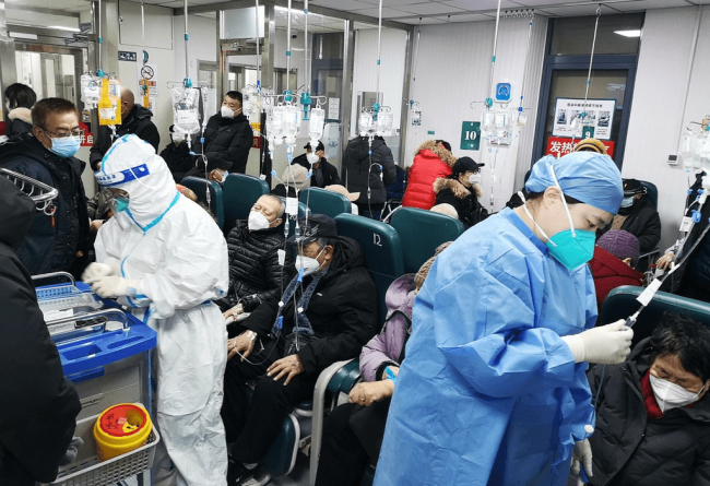 老人被困感染潮:缺药、延误、死亡 晕倒叫不到救护车