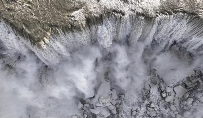 尼亚加拉大瀑布部分冻结蔚为壮观 灾难与美景共存