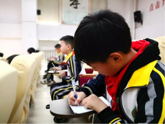 企石镇中心小学校长杨桥通为同学们上一节“珍爱和平，反对战争”思政课