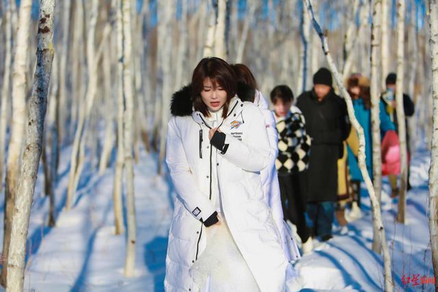 零下20℃用公款拍写真?女局长回应：衣服借的 图自己拍自己修