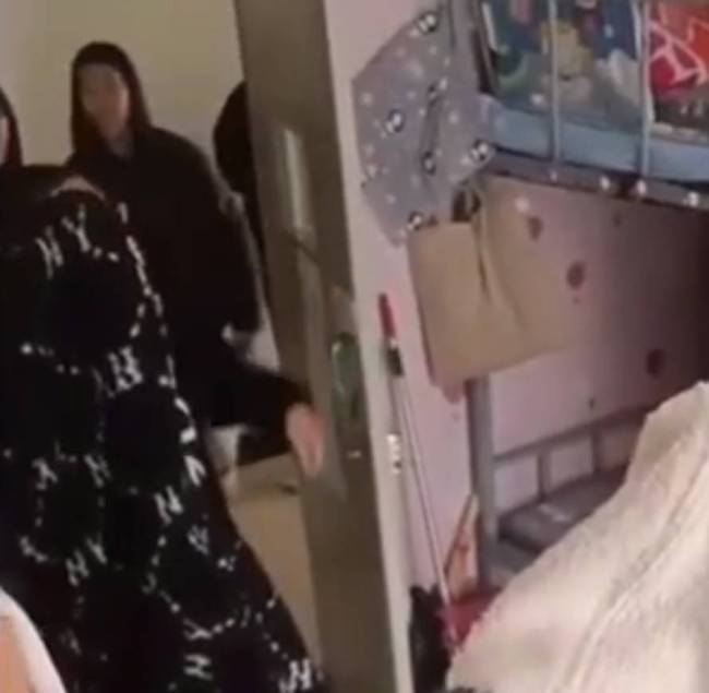 高校回应男教师随意开门查女寝：造谣 提前有敲门