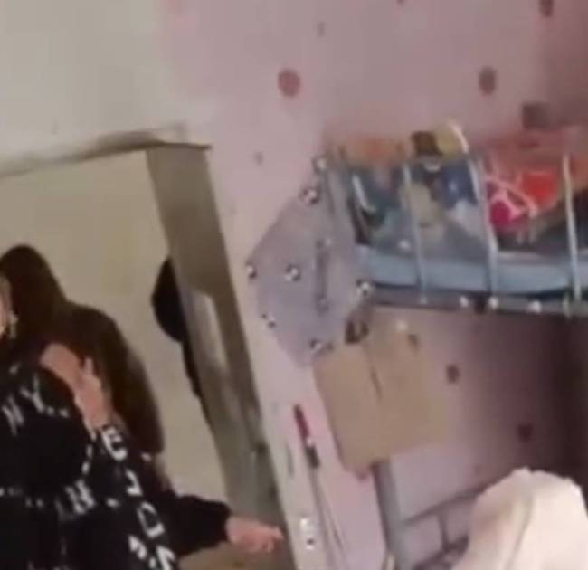 高校回应男教师随意开门查女寝：造谣 提前有敲门