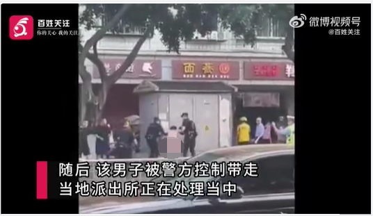 成都一男子驾车街头乱撞多车后裸奔