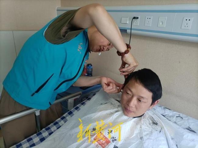 跳江救人小哥回应“女生喊话求婚”：聊天谈恋爱可以 别利用我直播带货