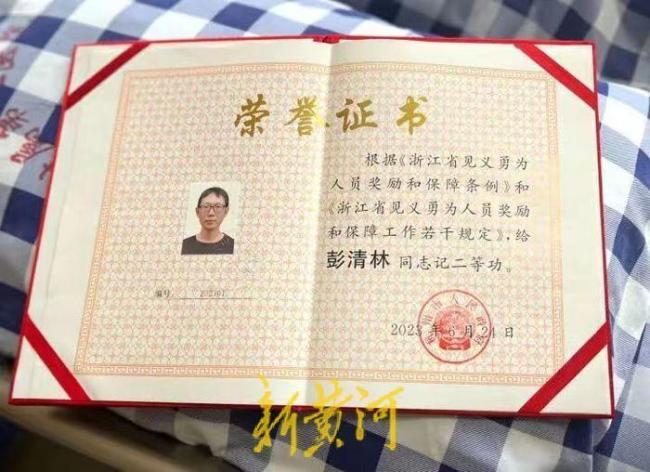 跳江救人小哥回应“女生喊话求婚”：聊天谈恋爱可以 别利用我直播带货